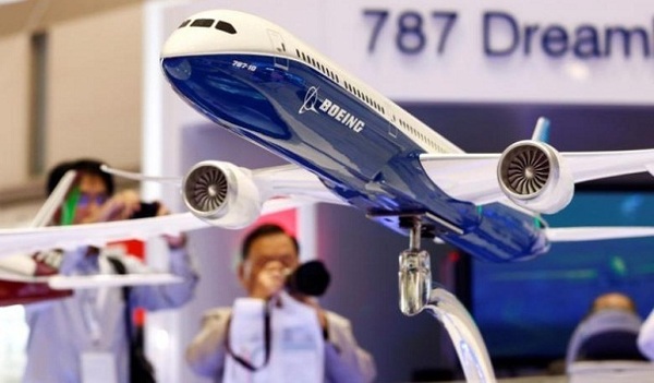 Visitors take pictures of a model of Boeing's 787 Dreamliner during Japan Aerospace 2016 air show in Tokyo, Japan, October 12, 2016.   REUTERS/Kim Kyung-Hoon